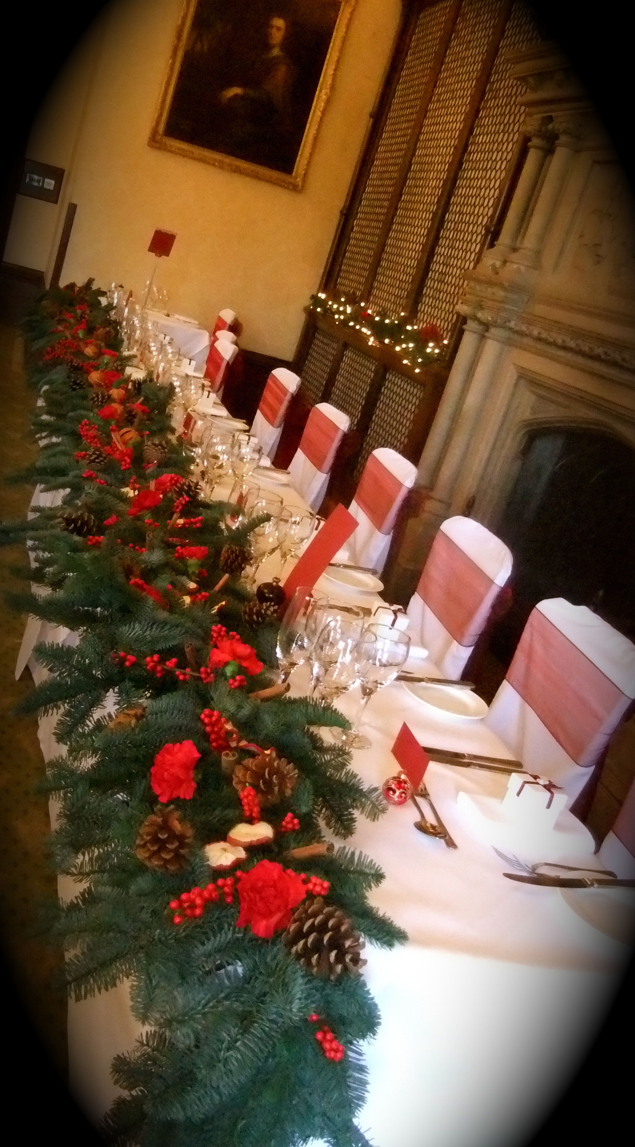 Christmas Table Setting With Garland