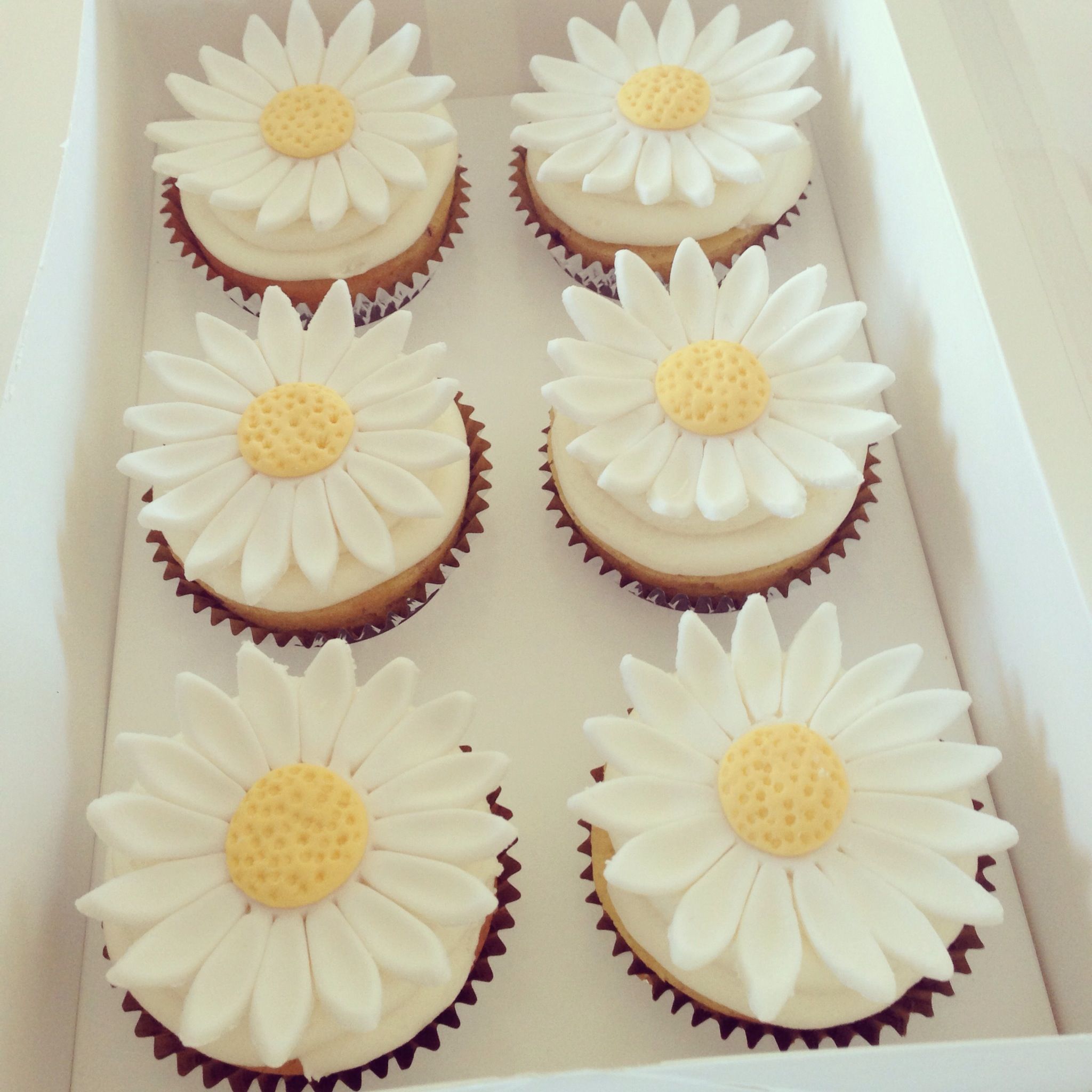 Daisy Mini Cupcakes